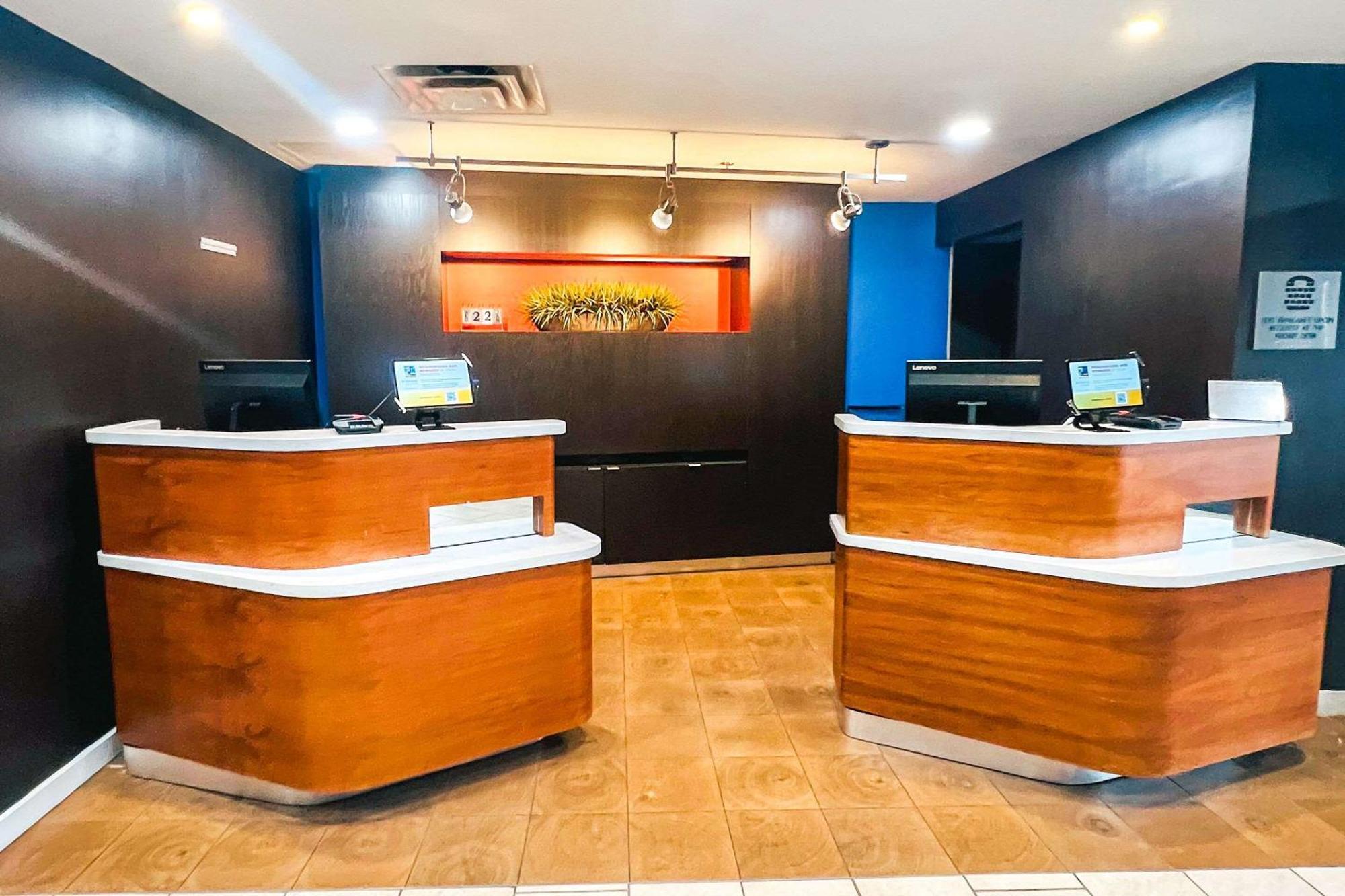 Country Inn & Suites By Radisson, Columbus-Edinburgh Eksteriør bilde